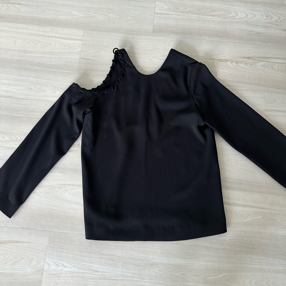 Beautiful top with one open shoulder